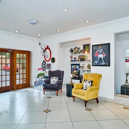 Inn & Out Sandton Park ヨハネスブルグ エクステリア 写真