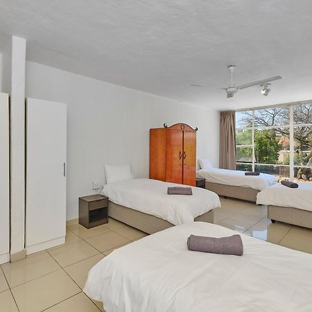 Inn & Out Sandton Park ヨハネスブルグ エクステリア 写真