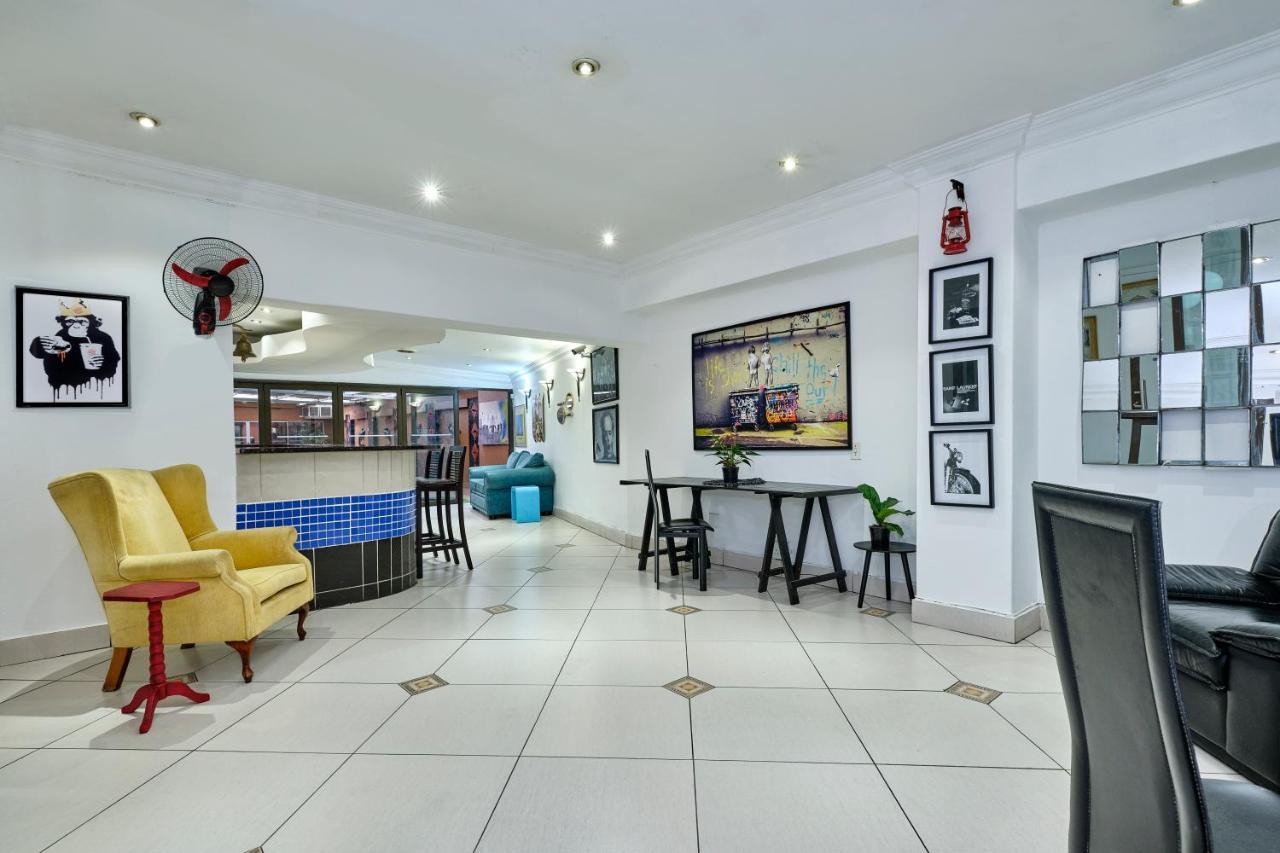 Inn & Out Sandton Park ヨハネスブルグ エクステリア 写真