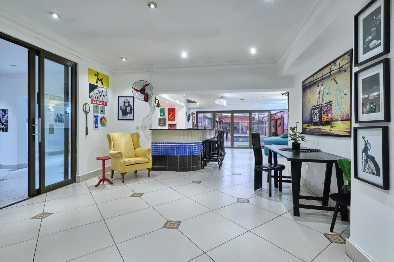 Inn & Out Sandton Park ヨハネスブルグ エクステリア 写真